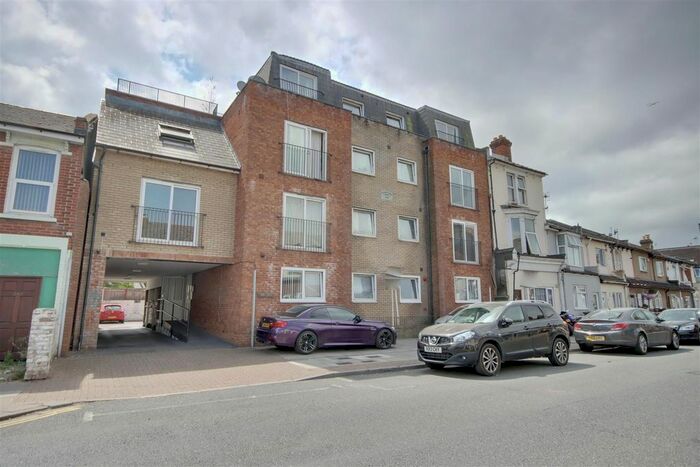 2 Bedroom Flat To Rent In New Road, Portsmouth, PO2