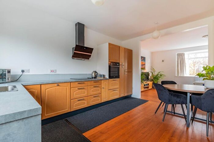 2 Bedroom Flat For Sale In Church Avenue, Penarth, CF64