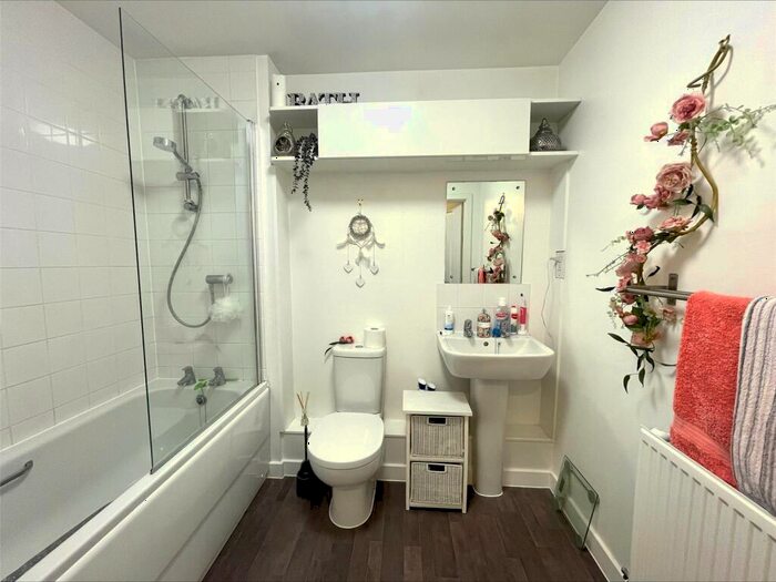 1 Bedroom Flat For Sale In Coxwell Avenue, Farnborough, Hampshire, GU14