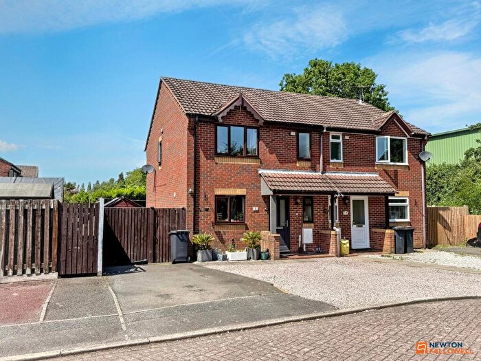 3 Bedroom Semi-Detached House For Sale In Hawthorn Close, Coalville, LE67