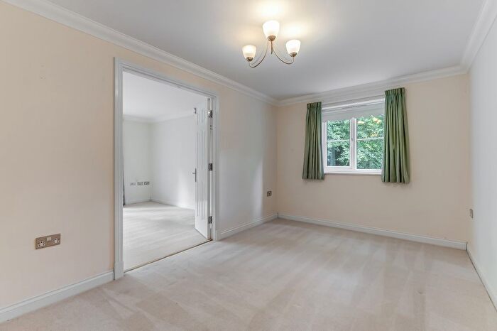 2 Bedroom Flat For Sale In Clifton Road, Ilkley, West Yorkshire, LS29