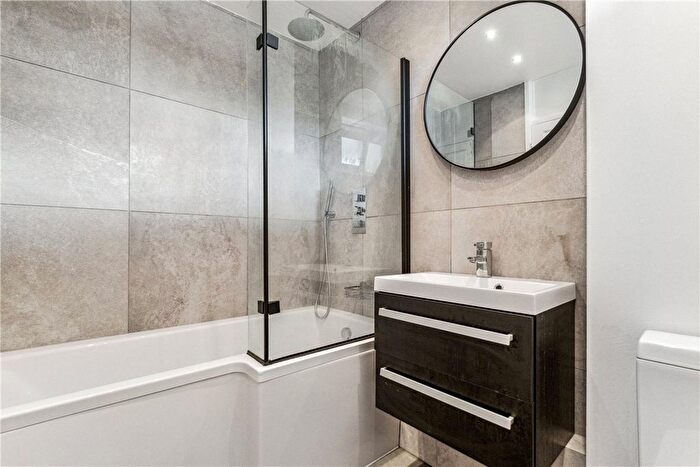 2 Bedroom Flat To Rent In Bell Drive, London, SW18