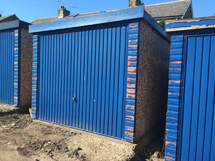 Garage / Parking To Rent In Garage Oxford Street, Clayton, Bradford, BD14
