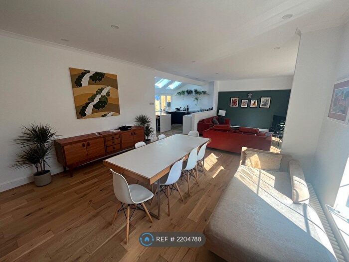 2 Bedroom Flat To Rent In Coachhouse Mews, London, SE23