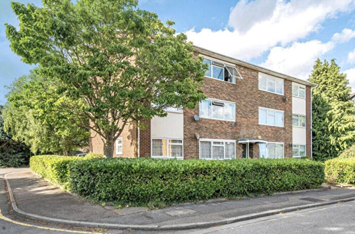 2 Bedroom Apartment To Rent In Temple Close, London, N3