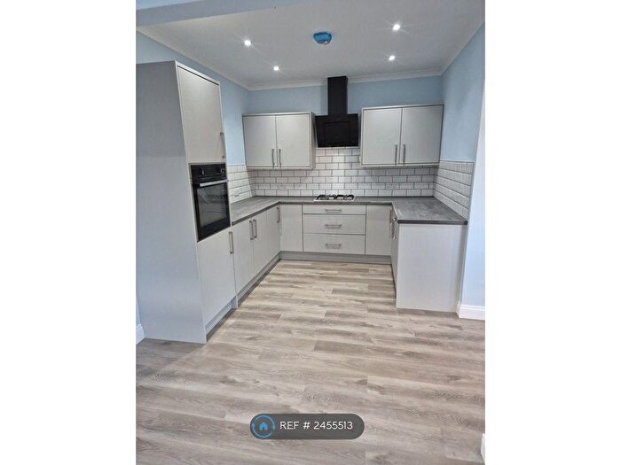 3 Bedroom Semi-Detached House To Rent In Burringham Road, Scunthorpe, DN17