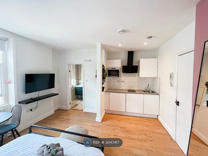 Studio To Rent In Kensington Gardens Square, London, W2