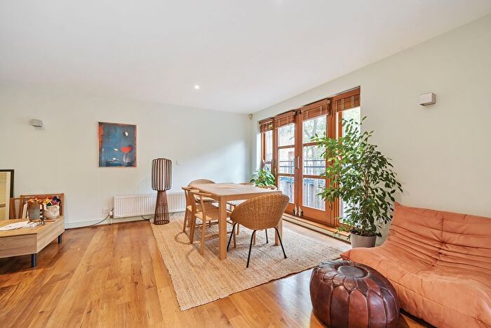 3 Bedroom Mews To Rent In Golden Cross Mews, London, W11