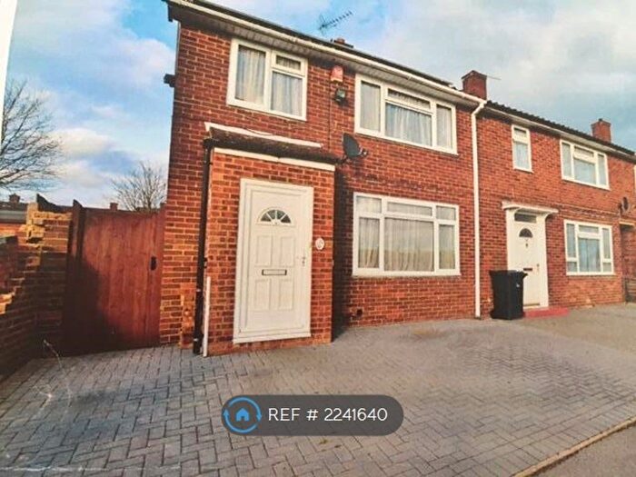 3 Bedroom End Of Terrace House To Rent In Tomlin Rd., Slough, SL2