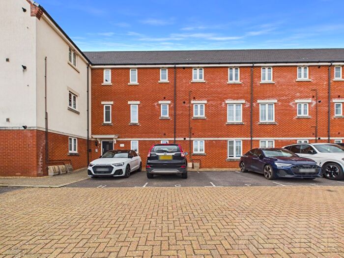 2 Bedroom Flat For Sale In Cornwell Avenue, Crawley, RH10