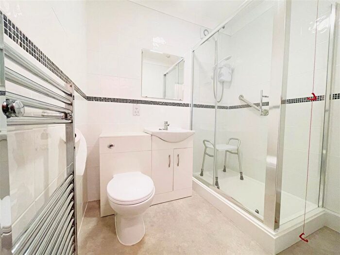 1 Bedroom Flat For Sale In Chelmsford Road, Shenfield, Brentwood, CM15