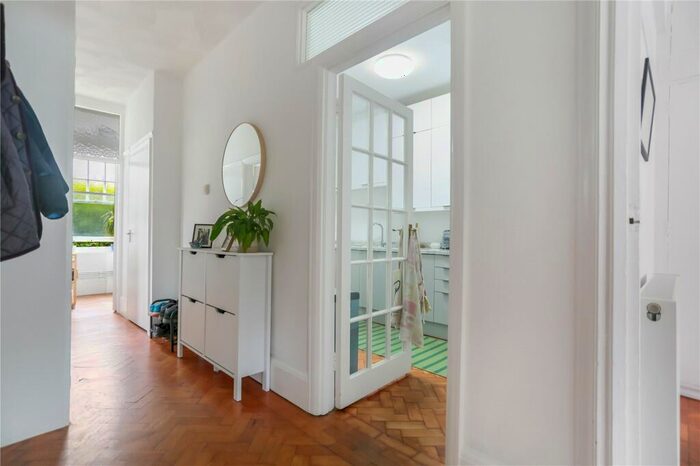 2 Bedroom Flat For Sale In Rochester Close, Rochester Gardens, Hove, BN3
