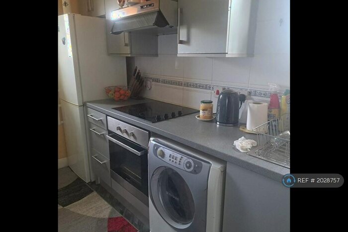 2 Bedroom Flat To Rent In Sandringham Drive, Leeds, LS17