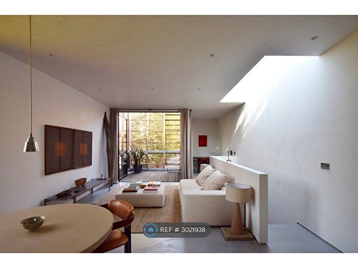 2 Bedroom Semi-Detached House To Rent In Peckham Road, London, SE5