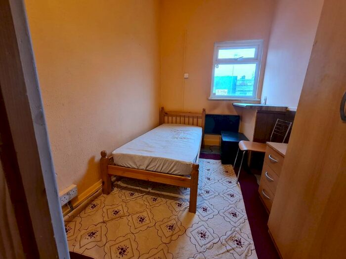 2 Bedroom Flat To Rent In Balham High Road, London SW17