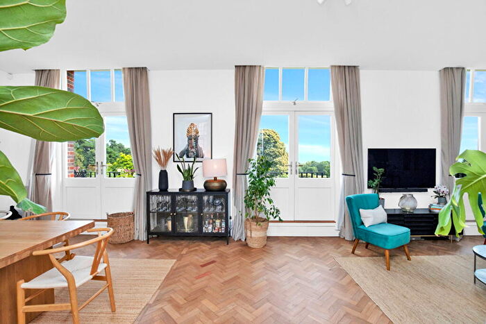 2 Bedroom Apartment For Sale In Kings Drive, Midhurst, GU29