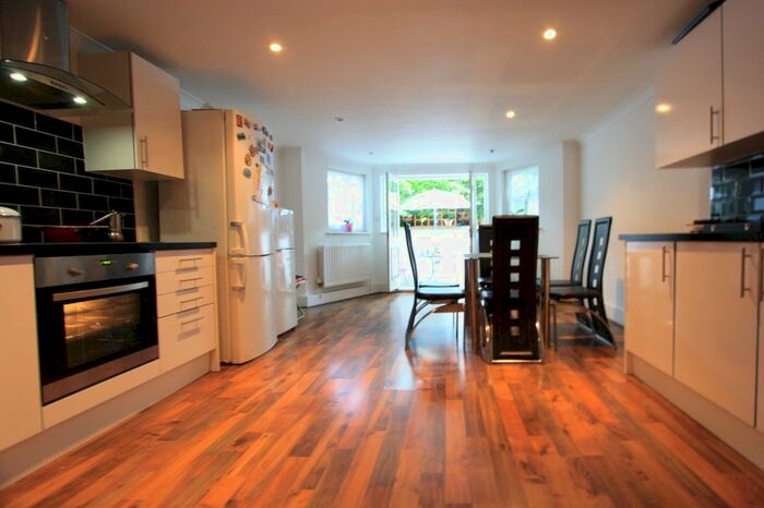 5 Bedroom Flat To Rent In Riggindale Road, Streatham SW16