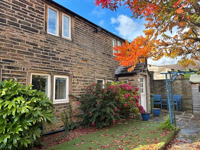 2 Bedroom Detached House For Sale In Yew Tree Road, Huddersfield, HD3