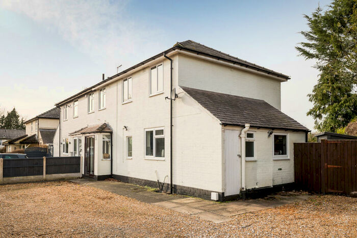 3 Bedroom Semi-Detached House For Sale In Bryn-y-glyn, Wrexham, LL11