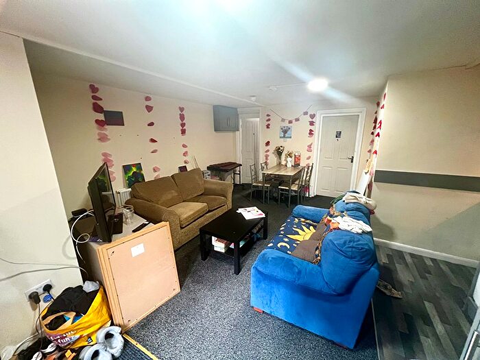 2 Bedroom Flat To Rent In Grosvenor Road, Hyde Park, Leeds, LS6