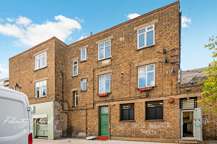 2 Bedroom Flat For Sale In Libra Road, Bow, E3