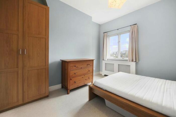 3 Bedroom Flat To Rent In Kempsford Gardens, London, SW5