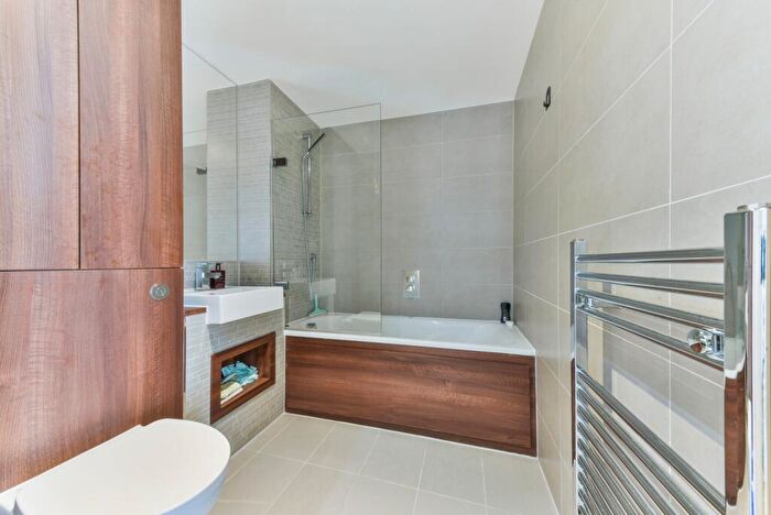 1 Bedroom Flat To Rent In Caspian Wharf, Seven Sea Gardens, Bow, London, E3