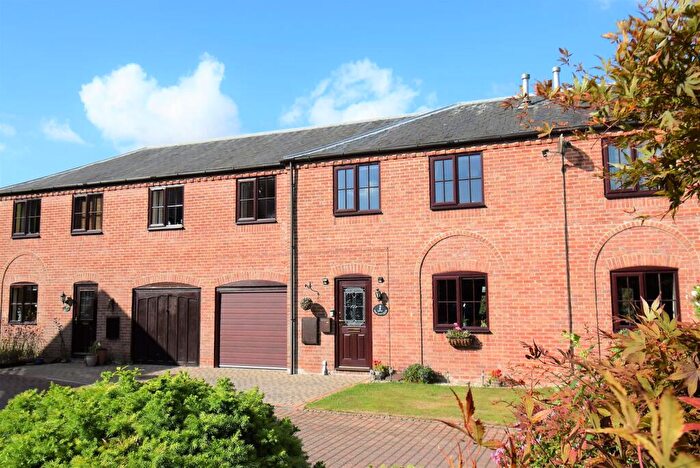 3 Bedroom Mews For Sale In Castle Farm Court, South Cave, Brough, HU15