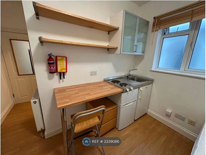 Studio To Rent In Queens Road, London, NW4