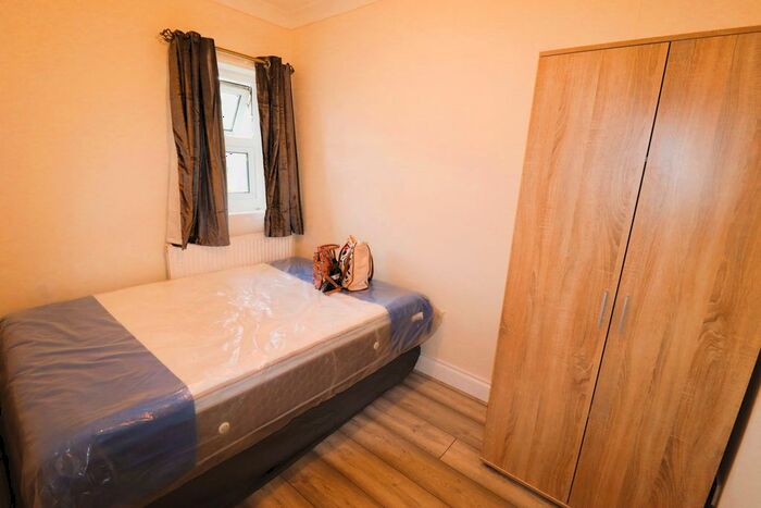 2 Bedroom Flat To Rent In Melbourne Road, Ilford, IG1