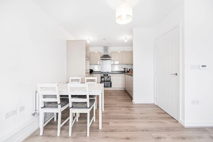 1 Bedroom Flat For Sale In Marine Crescent, Ilford, IG6