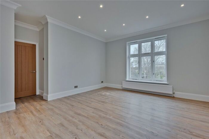 2 Bedroom Flat To Rent In Kings Court Mews, Bridge Road, East Molesey, Surrey, KT8