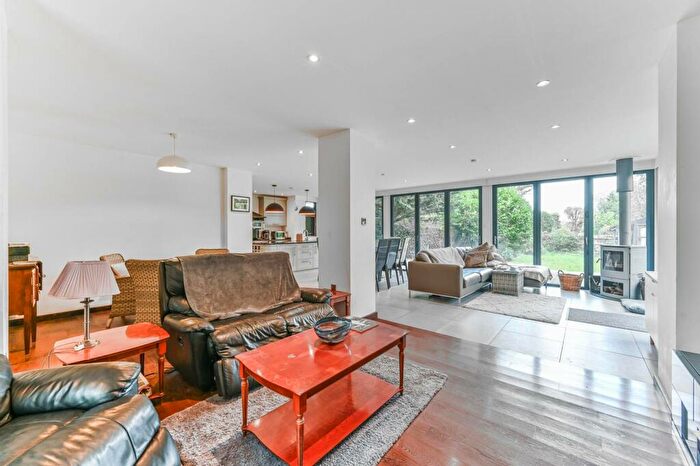 5 Bedroom Detached House To Rent In Avondale Avenue, Worcester Park, KT4