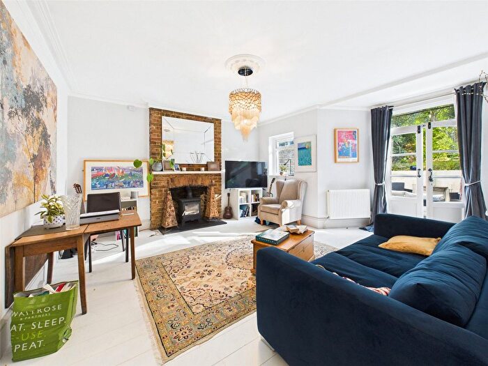 2 Bedroom Flat To Rent In The Barons, St Margarets, TW1