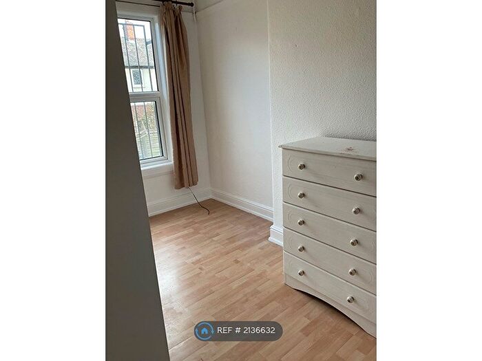 1 Bedroom Flat To Rent In Roundhay, Leeds, LS8