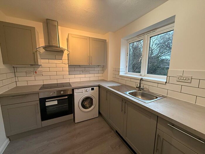 2 Bedroom Flat To Rent In Flamingo Court, Castle Marina, Nottingham, NG7