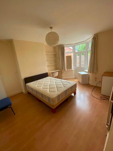 3 Bedroom Semi-Detached House To Rent In Heyscroft Road, Withington, M20