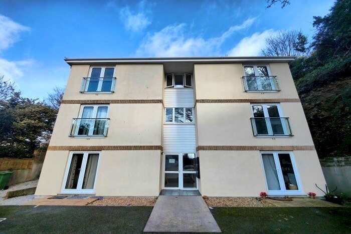 2 Bedroom Flat To Rent In Penrose Road Flora Gardens, Helston, TR13