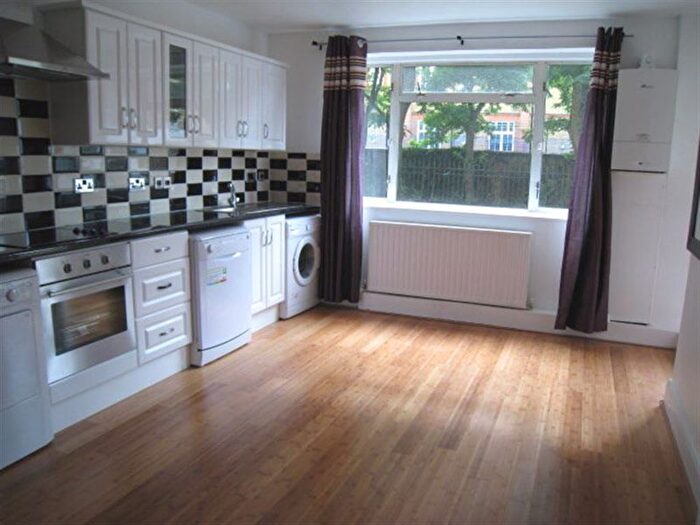 4 Bedroom Flat To Rent In Pearscroft Road, London, SW6