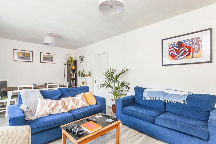 3 Bedroom Flat To Rent In Shenley Road, London, SE5