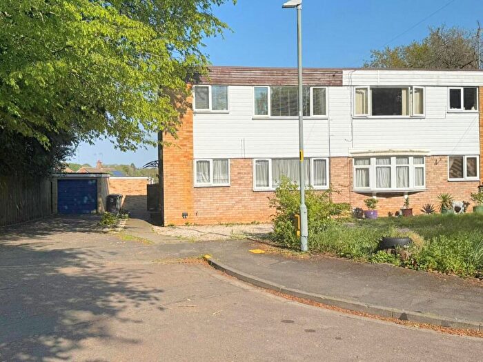 2 Bedroom Maisonette For Sale In Arbour Close, Rugby, CV22