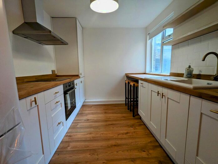 2 Bedroom Flat To Rent In Birkbeck Grove, London, W3
