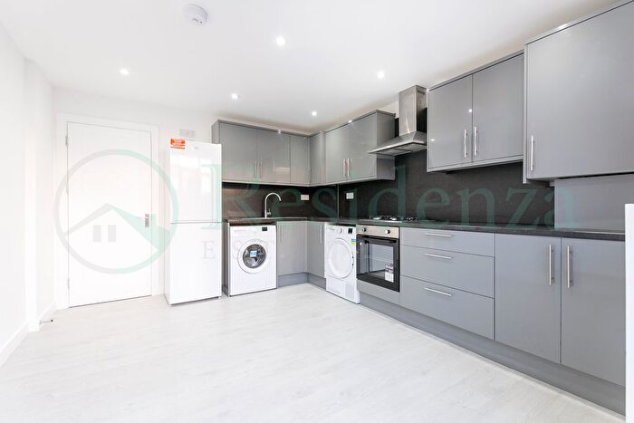 3 Bedroom Flat To Rent In Coverton Road, London, SW17