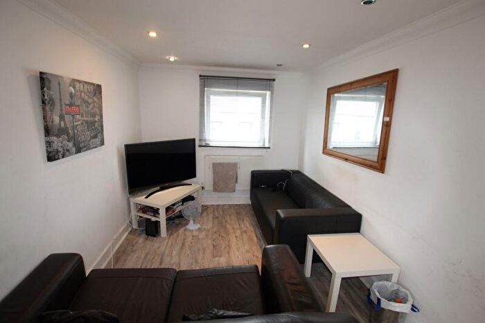 3 Bedroom Flat To Rent In Moira Place, Cardiff, CF24