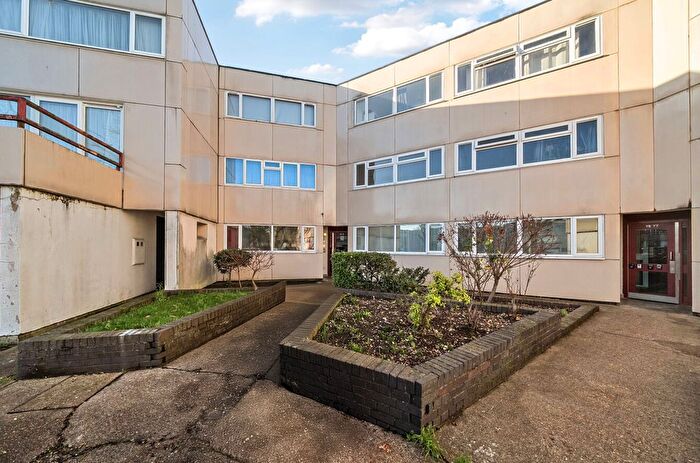 1 Bedroom Flat For Sale In Rawnsley Avenue, Mitcham, CR4