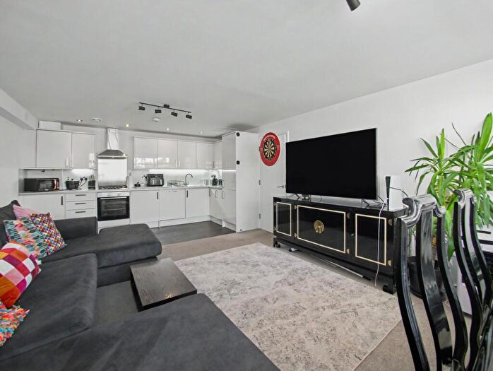 2 Bedroom Flat For Sale In High Street, Rayleigh, SS6
