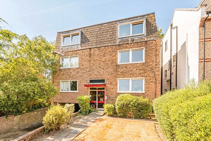 2 Bedroom Flat For Sale In The Avenue, Surbiton, KT5