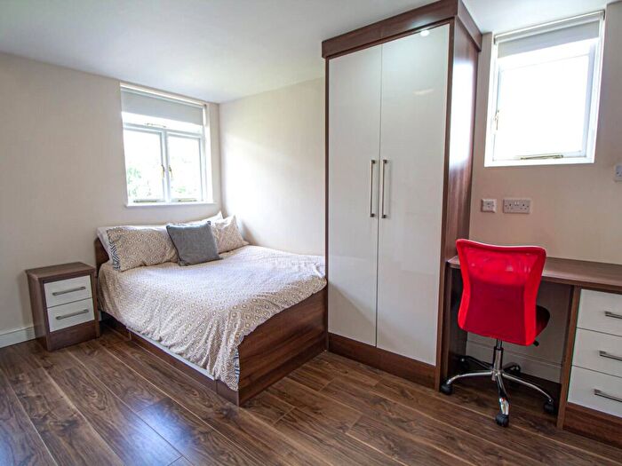 Apartment To Rent In Apt, Clarendon House #, LS2
