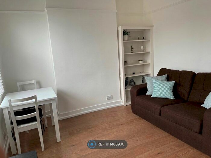 2 Bedroom Flat To Rent In Graham Road, London, N15