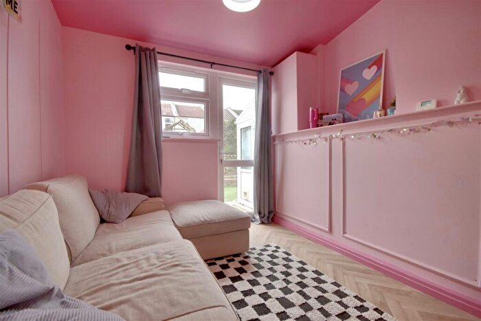 2 Bedroom Flat For Sale In Francis Avenue, Southsea, PO4
